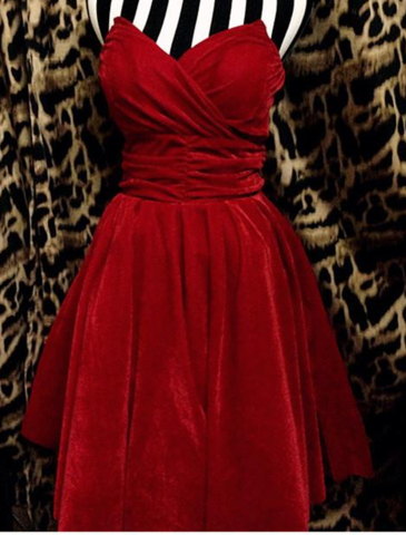 HOT STRAPLESS RED DRESS